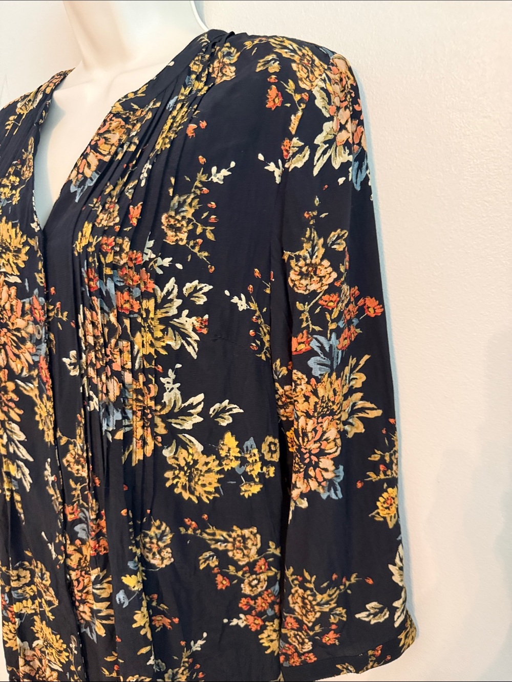 Coldwater Creek Navy Floral Pintuck Button Blouse - Picture 5 of 15